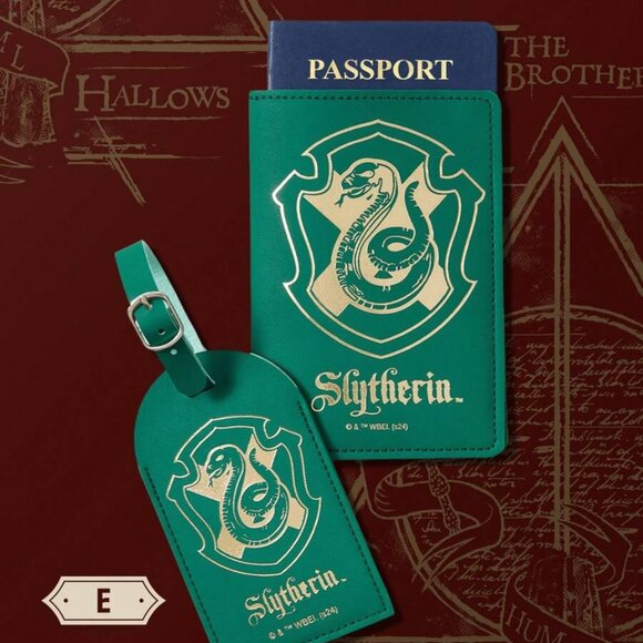 Official Licensed Harry Potter Hogwarts Passport Case & Luggage Tag Set - Picture 10 of 12